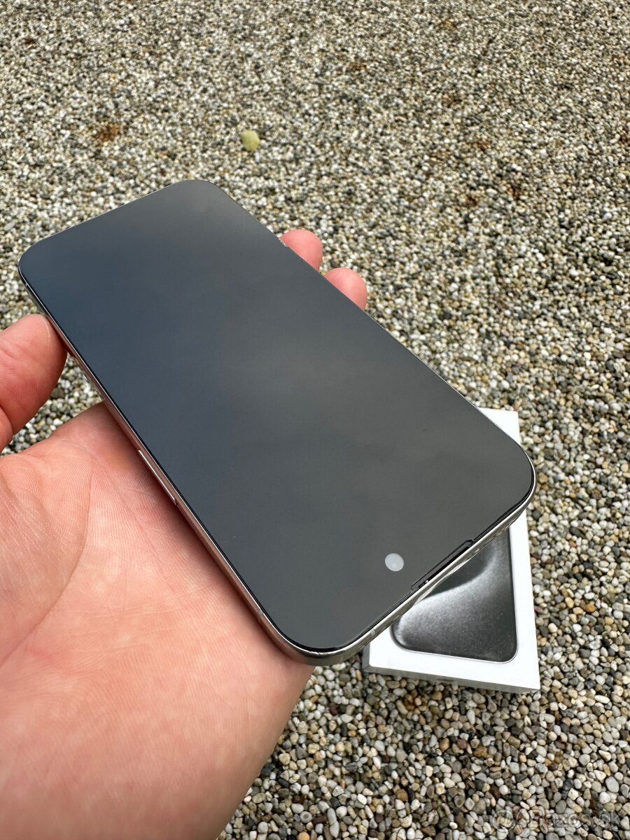IPhone 15 pro - baterie 100% - 8