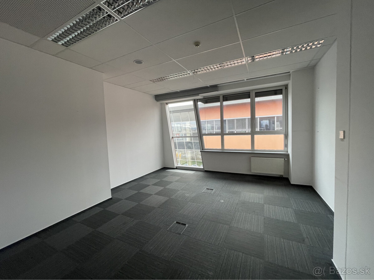 Prenájom kancelárskeho priestoru 473m² na ulici Galvaniho v - 8