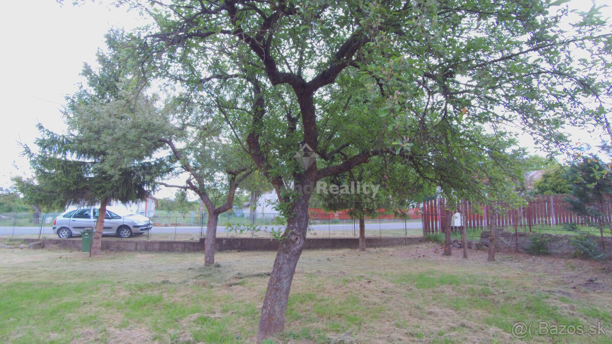 Rovinatý a slnečný pozemok v pokojnej obci Kašov - 8