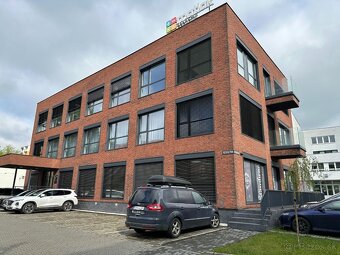 Atraktívny kancelársky priestor s vlastnou kuchynkou+parking - 8