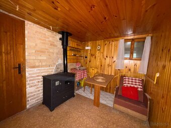 Ponúkame na predaj chatu s 905 m2 pozemkom - 8