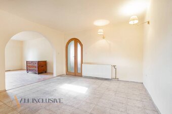 ALL INCLUSIVE | NA PREDAJ STARŠÍ RD NA 914 M² POZEMKU, MALÉ - 8