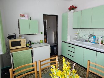 Zachovalý rodinný dom s veľkým pozemkom blízko KNM - 8