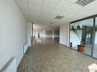 Na prenájom  pekný obchodný priestor o rozlohe 250m2 v Rimav - 8