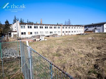 48 ÁROVÝ ROVINATÝ POZEMOK S BUDOVOU VHODNÝ NA VÝSTAVBU - SOV - 8