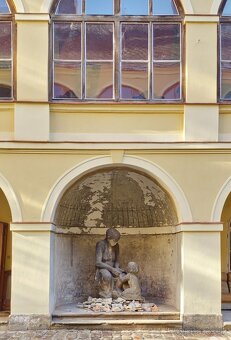 Obrie pieskovcové súsošie „Matka s dieťaťom” z obdobia prvej - 8