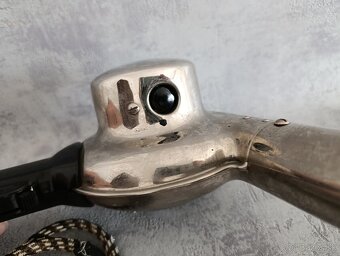 Starý značkový fén AEG – chromovaný kov, textilní kabel, krá - 8