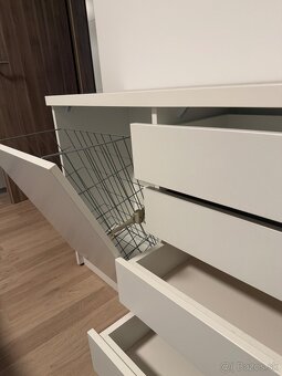 Biela trojdielna komoda - 8