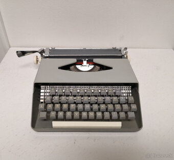 Písací stroj s koženým kufríkom - 8