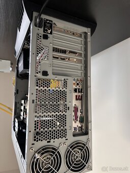 Pc zostava s monitorom a reproduktormi - 8