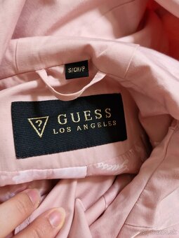 Guess ruzovy trenchcoat a zlty kabat - 8