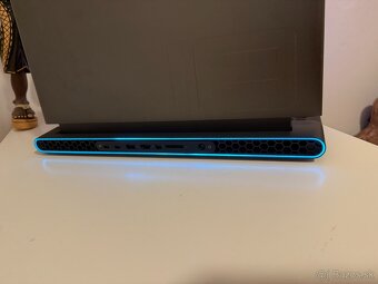 Alienware m18 R1 - 8