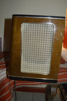predam velmi pekne starozitne radio PHILIPS - 8