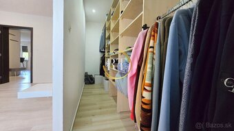 Útulný 3-izbový dom s veľkým pozemkom (910m2) a terasou - 8