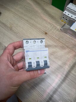 Elektroinštalačny material ističe - 8