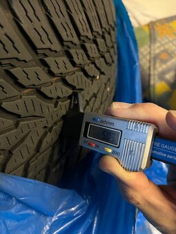 Zimné pneu Nokian 215/55 r17, DOT 3321 - 8