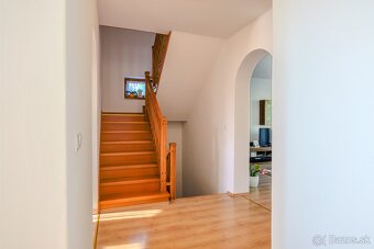 Unikátna ponuka rodinného domu s futbalovým ihriskom a ve - 8