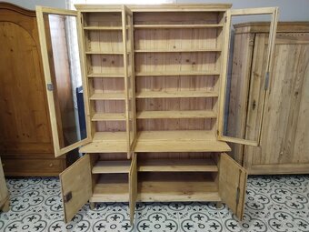 Stará knihovna, vitrína po renovaci - 8