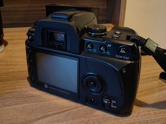 Konica Minolta Dynax 5D dva objektívy + príslušenstvo - 8