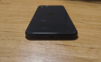 iphone se 2020 64 GB čierny batéria 100 %
 - 8