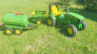 Šlapací traktor John Deere - 8
