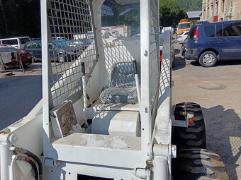 BOBCAT 825 smykový nakladač - 8