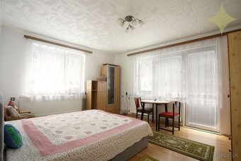 Priestranný rodinný dom v tichej ulici obce Chrastince, okre - 8