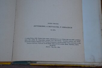 Predák knihu o automobiloch - 8