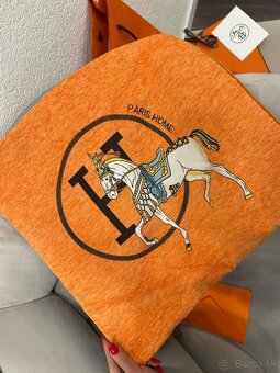 Hermes obliecka na vankúš. - 8
