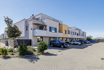 3 izb. byt s predzáhradkou s BAZÉNOM - 8