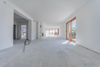 MODERNÝ, TECHNOLOGICKY VYSPELÝ 5i (229m2) RD s výbornou dost - 8