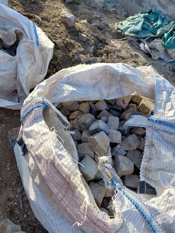 Kamenné obrubniky, kocky, mačacie hlavy - 8