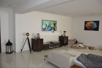 DOBRÉ REALITY - priestranný rodinný dom s veľkým pozemkom v - 8