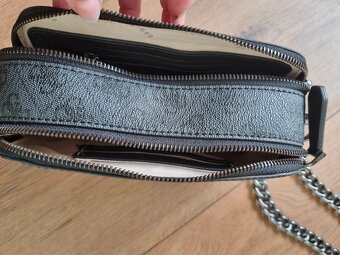 nová sivo čierna crossbody GUESS - 8