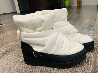 UGG montara snehule v bielej farbe - 8