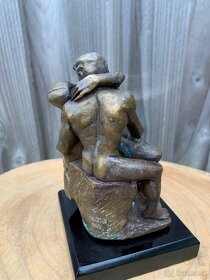 Krásna malá bronzová socha realizovanej sochy „Le Baiser“ - 8