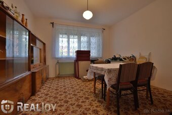Ponúkame na predaj rodinný dom s garážou a veľkým pozemkom v - 8