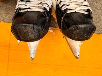 BRANKÁŘSKÉ BRUSLE BAUER SUPREME S27,vel. 36/3 EE - 8