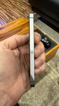iPhone SE - 8