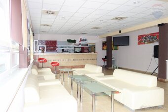 Predaj: Na predaj komerčná budova s parkovaním a širokým vyu - 8