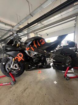 Aprilia RSV4 - 8