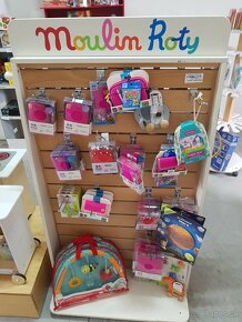 Regal, stojany a závesný system do predajne - 8