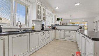 Veľký moderný rodinný dom v obľúbenej lokalite Jaroviec s mo - 8