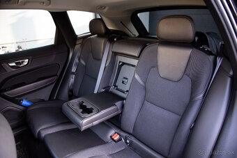 Volvo XC 60 B4 AWD Momentum Pro - 8