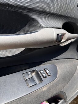 Toyota Auris 1.33 benzín r.v. 2009 - 8