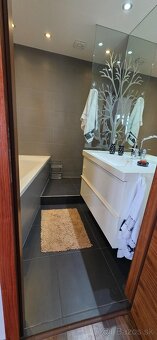 Luxusný plne zariadený byt s parkovacím miestom ponúkame do - 8