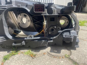 Predám originál ľavý predný svetlomet na VOLVO V70 / XC70 - 8