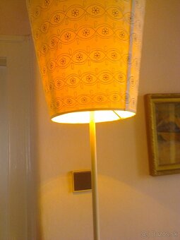 Dvere z masívu TV Philips, lampy, regál, stoličky. - 8