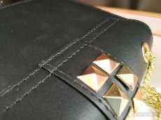 Čierna kožená kabelka so zlatým vybíjaním - 8