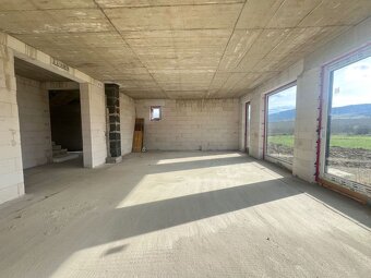 Na predaj priestranný 5-izbový rodinný dom s dvojgarážou a n - 8